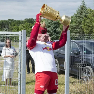 RB Leipzig präsentiert den DFB Pokal