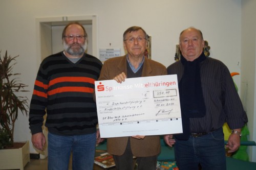 Scheckübergabe an Kinderhilfestiftung e. V.