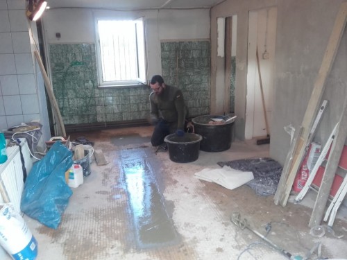 Bauteam renoviert den Sanitärtrackt des Sportlerheimes