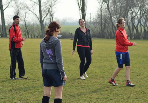Unsere Frauenmannschaft trainiert für das erste Spiel