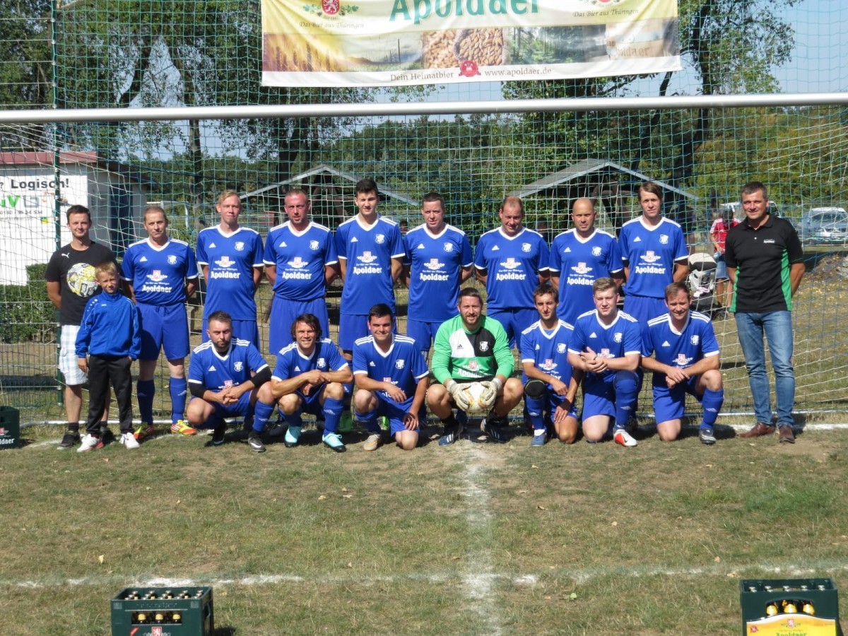 Trikotübergabe durch die Apoldaer Brauerei