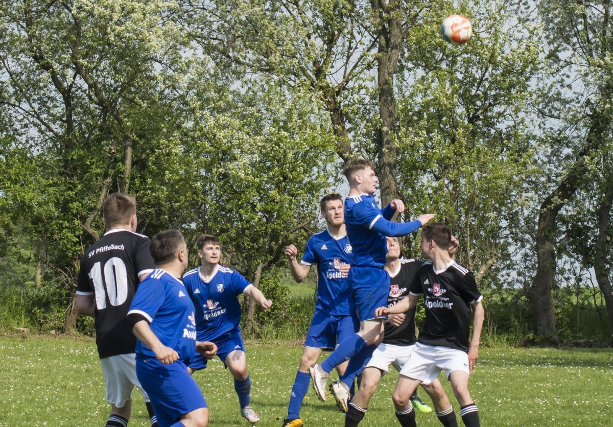 Bilder vom Punktspiel SV Blau Weiß 1.M  - Pfiffelbach 1.M