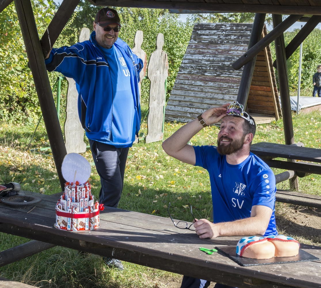 D-Jugendspieler machten Übungsleiter Simon Veit Geburtstagsgeschenke